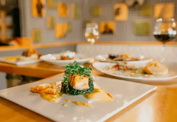 行きつけのレストランに来店した結果…店長「お前らは帰れ帰れ！」常連客「はあ！？」⇒店長が【豹変したワケ】に…常連客「え？」