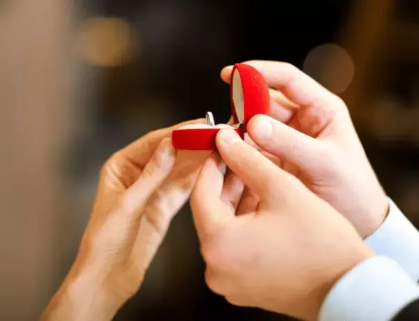 プロポーズで80万円の指輪を渡したら…婚約者「この指輪の値段調べたんだけど」→婚約者が続けた言葉に…「え？」