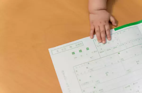 夫「会わせたい人がいる」妊娠している女性を連れてきて…”離婚宣言”！？⇒しかし3年後、元夫からの【1通の連絡】が入り…私「…ぶっ何これ！」