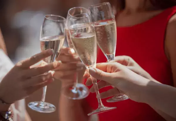 女「同窓会で旦那さんと浮気しました♡」妻「夫は参加してないです」⇒直後【浮気相手の正体】が判明し…女は顔面蒼白！