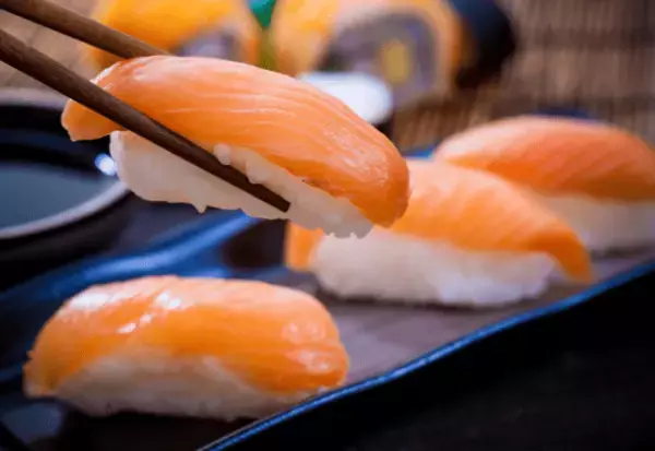 寿司屋で…大将「他のお客様のご迷惑に…」男「うるせぇなぁ！」大暴れする客…⇒しかし直後、女将の【強烈な一言】で状況が一変！？