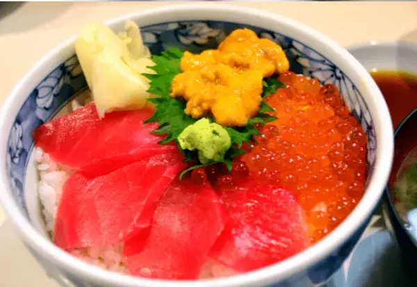 寿司屋で…『1杯3000円の海鮮丼』を頼むと…⇒直後【予想外の事態】に…泣き叫ぶことに！？