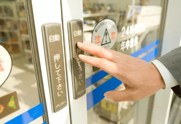 コンビニで…店員「お会計してないですよね？」客「え…？」万引き犯だと疑われ…⇒しかし直後、防犯カメラに【衝撃の映像】が映っていた！？