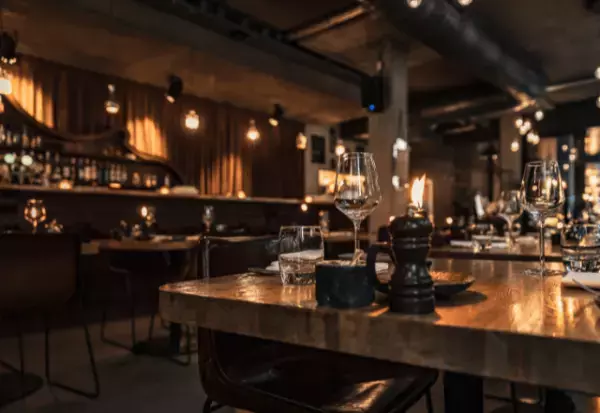 閉店後…『1人の男性客』が来店…「会いたい人がいるんです」店員「…？」⇒直後、男性客の【耳を疑う言葉】で店内は凍りつく…