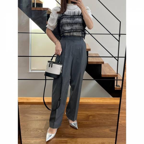 今買うなら『グレー』一択！【ユニクロ】の“タックワイドパンツ”を使った「最旬コーデ」って？