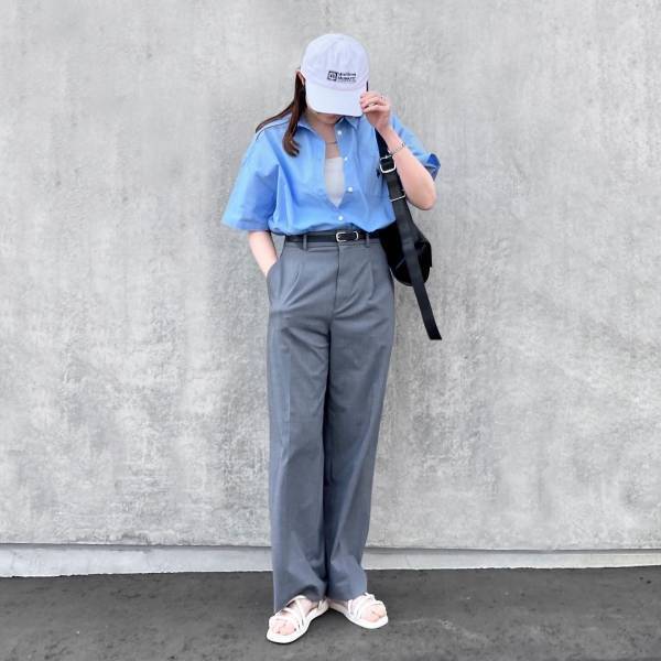 今買うなら『グレー』一択！【ユニクロ】の“タックワイドパンツ”を使った「最旬コーデ」って？