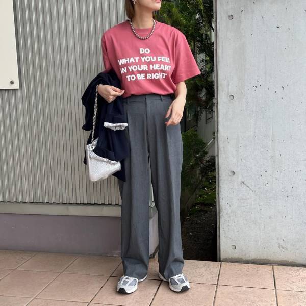 今買うなら『グレー』一択！【ユニクロ】の“タックワイドパンツ”を使った「最旬コーデ」って？