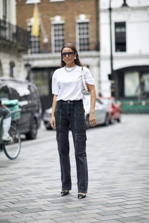 【ロンドンスナップ】メタリックを一点投入でグッとあか抜ける！ 今っぽTシャツコーデ３選