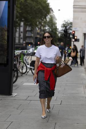 【ロンドンスナップ】メタリックを一点投入でグッとあか抜ける！ 今っぽTシャツコーデ３選