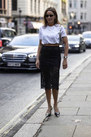 【ロンドンスナップ】メタリックを一点投入でグッとあか抜ける！ 今っぽTシャツコーデ３選