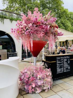 【ロンドンスナップ】メタリックを一点投入でグッとあか抜ける！ 今っぽTシャツコーデ３選