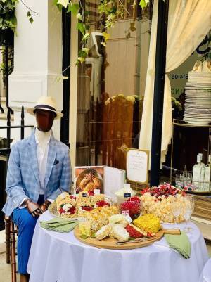 【ロンドンスナップ】メタリックを一点投入でグッとあか抜ける！ 今っぽTシャツコーデ３選