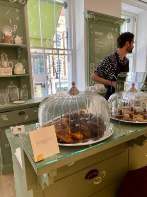 【ロンドンスナップ】狙うべきはこのフォルム！ コーデに切れ味を加える「レクタングルバッグ」に注目