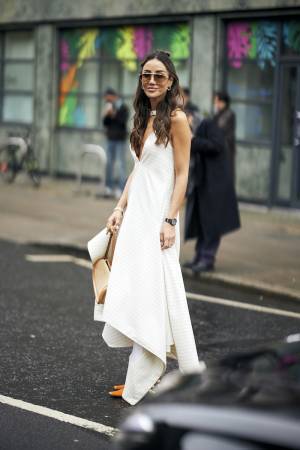 【ロンドンスナップ】狙うべきはこのフォルム！ コーデに切れ味を加える「レクタングルバッグ」に注目