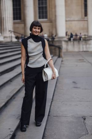 【ロンドンスナップ】狙うべきはこのフォルム！ コーデに切れ味を加える「レクタングルバッグ」に注目