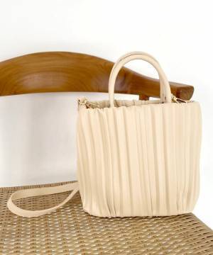 シーズンレスで活躍！ ワンポイントにしたい【プリーツバッグ】♡