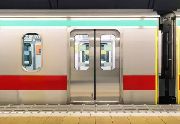 終電で“駆け込み乗車”！？…乗客「危険だろう！」迷惑男「文句あるなら降りろや！」→注意してきた“乗客の顔”を見て…迷惑男、顔面蒼白！？