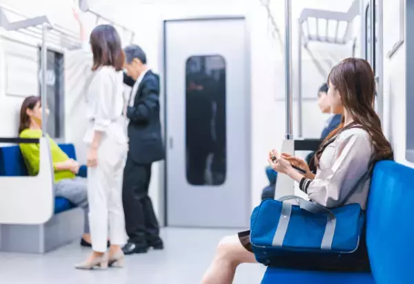 ”優先席”で騒ぐ女子高生…「何あのオジサン（笑）」だが次の瞬間⇒男性の彼女が【笑顔で放ったコト】に…女子高生「は！？」