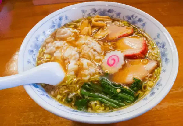 ラーメン屋で…行列に割り込み…客「並ぶなんて頭わる（笑）」店主「…ではお入りください」店主の【謎の行動】に驚愕！