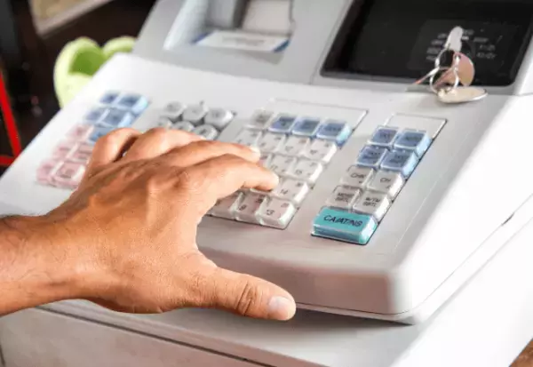 スーパーで…店員「レジ金が”10万円”マイナスです」店長「はあ！？」⇒直後、店長が放った【まさかの一言】に愕然！？