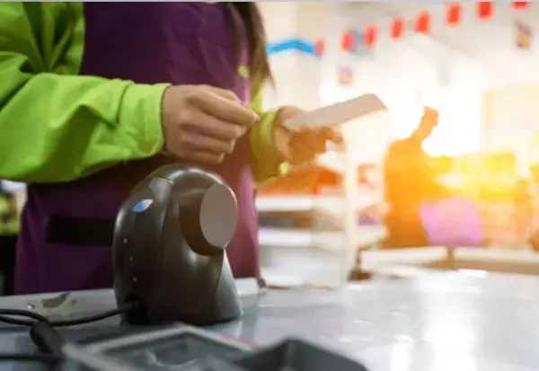 くじ引きで…店員「1等賞ですよ！」すると後ろの男性が”景品”を横取り！？⇒次の瞬間、客がとった【予想外の行動】に…店員「えええ！？」