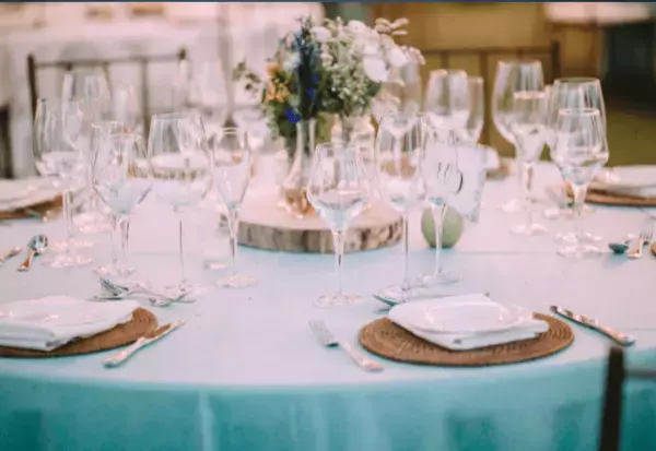 姉の”結婚式”に呼ばれ…妹「席って親族席？」姉「友人席よ」⇒直後、姉が放った【友人席の理由】に…妹「え？」