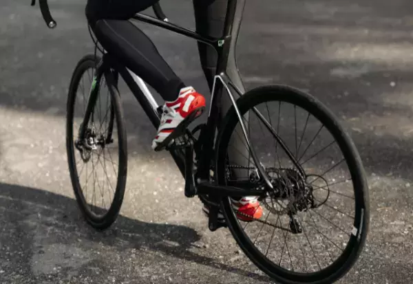 コンビニの駐輪場で…『高級自転車だけ』撤去！？怪しく思い観察していると…⇒直後”業者の行動”に…私「えっ！？」