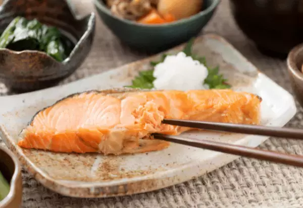 定食屋で…店員「お待たせしました、焼き魚定食です～」客「…」⇒直後、客が大声で放った【予想外のコト】に…店員「はぁ！？」