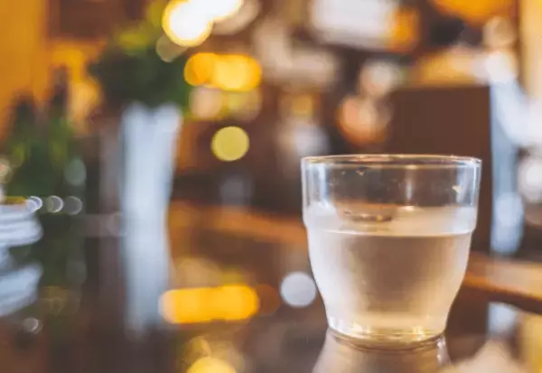 レストランで…”水を2つ”用意した店員。客「1人なんですけど…」店員「あれ？」⇒直後”店員のつぶやき”に…客「え！？」