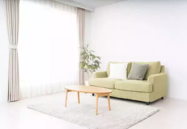 帰宅後…「何で電気がついているんだ…？」不思議に思った直後⇒部屋で【ゾッとする光景】を目にし…「だ、誰よ！？」