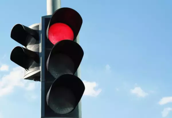 ボランティアの男性「信号赤だよ！」女性「もう渡っちゃったし～」堂々と”信号無視”…⇒しかし後日、女性「よくもウチの娘を」大激怒…！？