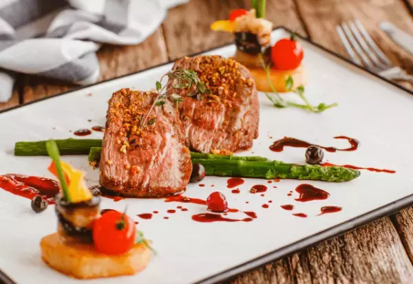 レストランで…予約した『誕生日コース』に違和感。確認してみると⇒店員「ああーそうですね…」続けた言葉に絶句。