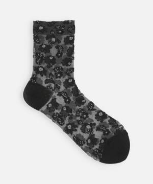 春夏も靴下がオシャレ！今季取り入れたい【シアーソックス】をチェック♡