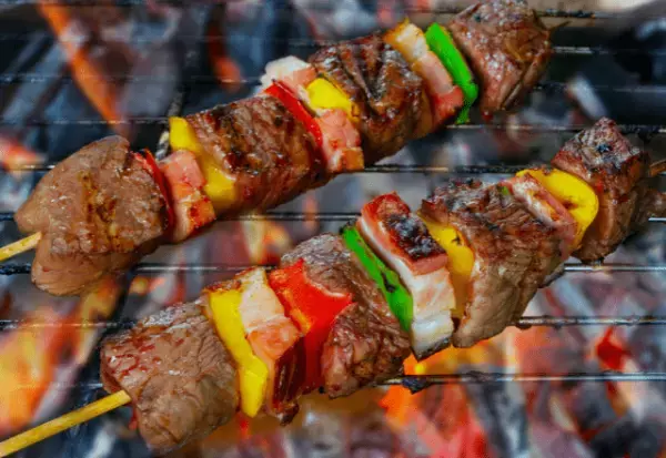 駐車場で…勝手に『バーベキュー』を楽しむカップル！？⇒しかし、責任者がとった【執念の反撃】に…「なんだよ！？」