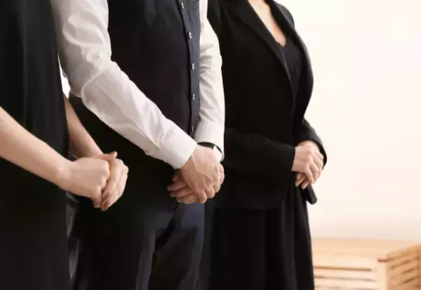 父の葬儀で…初対面の女性「私も”父”に線香をあげても？」父に隠し子疑惑！？⇒だが、詳細を聞き…母「それはおかしい」