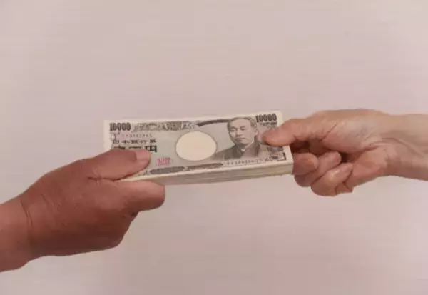 毎月仕送りしてるのに…義母「5万円じゃ全然足りない」嫁「無理ですよ…」→直後、義母が言った”お金の使い道”に絶句…