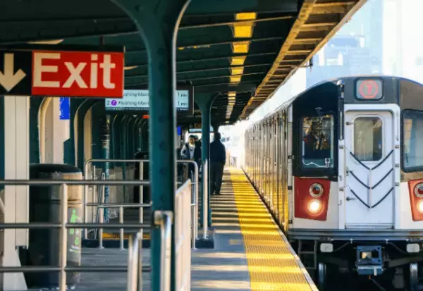 『駆け込み乗車』で…女性に衝突する男「間に合った～」直後…⇒「おい、君！」声をかけた人物を見て…迷惑男「…え」