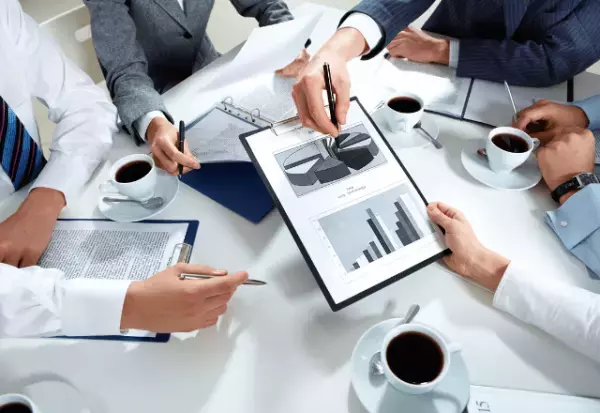 彼女「そんな”ダサい会社”の内定は蹴って！」彼氏の内定先に文句をつける彼女…⇒しかし後日【驚愕の真相】を知り…彼女「やり直そ♡」