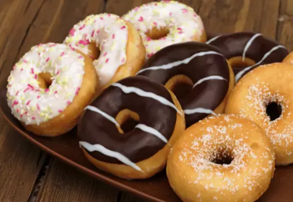 ドーナツ店で…行列に割り込む迷惑客「俺が誰だか知ってんの？」店員「もちろん！」⇒続けて放った【店員の言葉】に…客「なんや…」