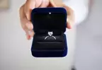 プロポーズで80万円の指輪を渡すと…婚約者「この指輪の値段調べたんだけど」→婚約者が続けた言葉に…「え？」