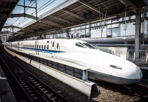 旅行帰りの新幹線で…私「酒くっさ…」騒ぐ男性が⇒さらに次の瞬間、男性がした【驚愕のコト】に絶句…