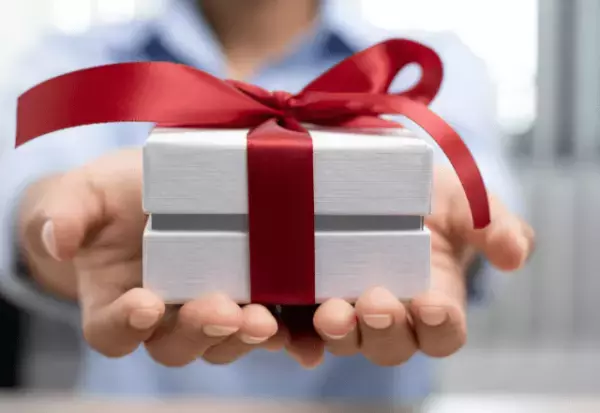 男「よかったらどうぞ！」女「”2万円”ぽっちのプレゼントとか…」⇒さらに直後、女の【まさかの行動】に絶句…