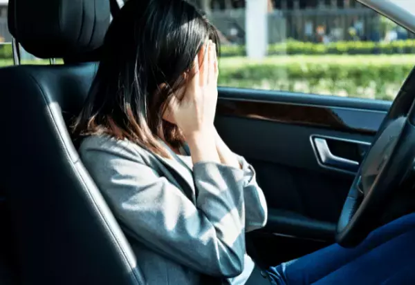 なぜか車の前に立つ義父　嫁がお願いしてもその場を離れない義父を夫が強制移動