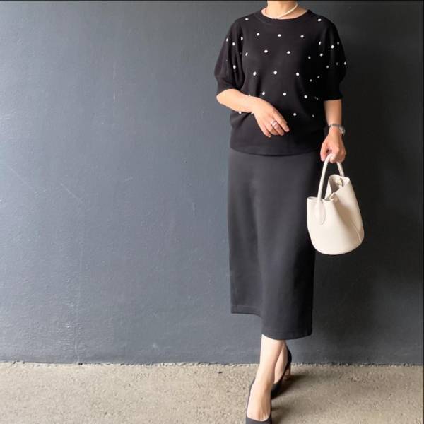 《こりゃ即買いしちゃう♡》【ユニクロ】“ブラック”でシックに決まる！「上品スカート」