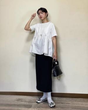 《こりゃ即買いしちゃう♡》【ユニクロ】“ブラック”でシックに決まる！「上品スカート」