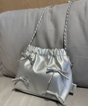 今季は、この組み合わせがアツい！【リボン × シルバー】が可愛い♡「最旬バッグ」