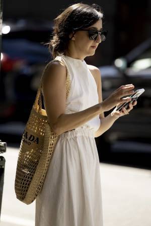 夏を楽しむ！ 「サマーバッグ」投入で軽やかなポジティブスタイルへ【ストリートスナップ】