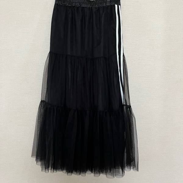 トレンド感UPを狙える！【しまむら】「ライン入りチュールスカート」