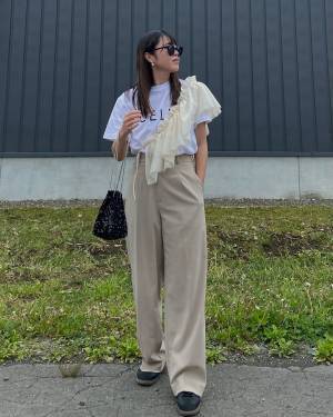 今季は『ベージュ』が可愛い♡【ユニクロ】カジュアルもきれいめも◎「タックワイドパンツ」