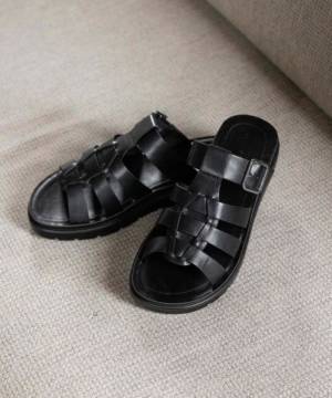 長く履くなら“黒”一択！ この夏、狙いたい【ブラックサンダル】♡